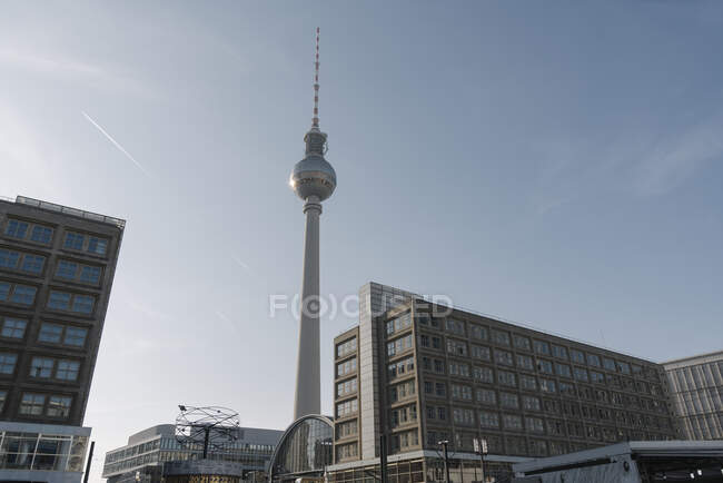 Vista sulla torre della televisione con cartello sotterraneo in primo piano, Berlino, Germania — Foto stock