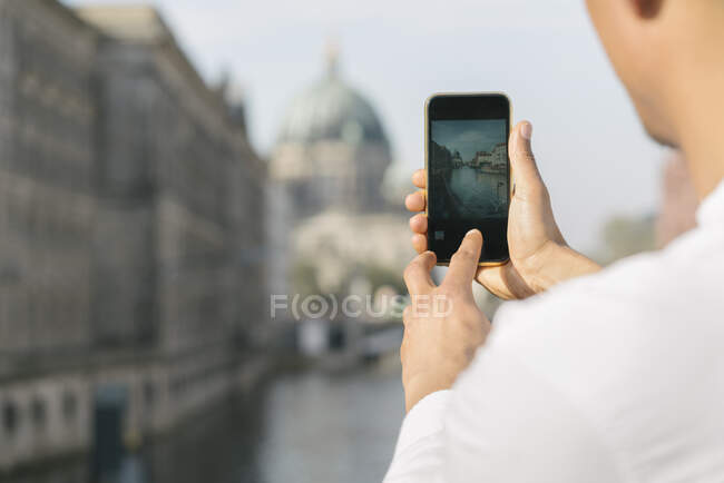 Vista ritagliata dell'uomo che scatta foto del centro città vista con smartphone, Berlino, Germania — Foto stock