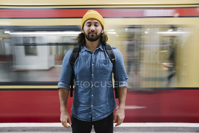 Retrato de hombre barbudo relajándose con los ojos cerrados en la plataforma, Berlín, Alemania - foto de stock