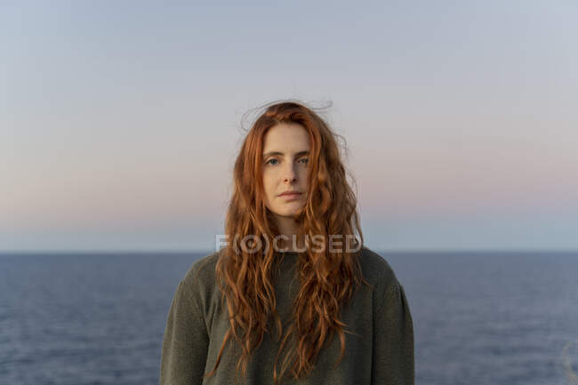 Ritratto di giovane donna rossa sulla costa al tramonto, Ibiza, Spagna — Foto stock