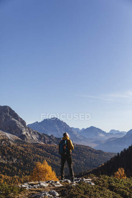 Hiker standing on viewpoint, Dolomites Alps, Veneto, Italy — Stock Photo