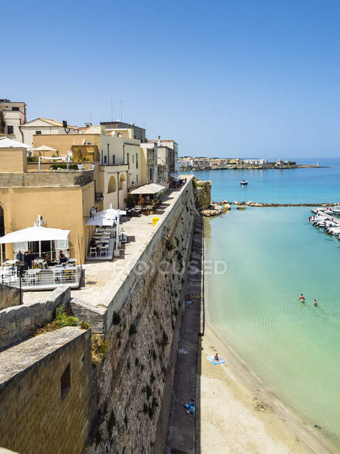 Italia, Provincia de Lecce, Otranto, Ciudad costera en verano - foto de stock
