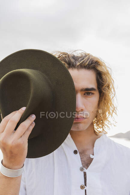 Портрет молодого человека в шляпе, Ибица, Балеарские острова, Испания — стоковое фото