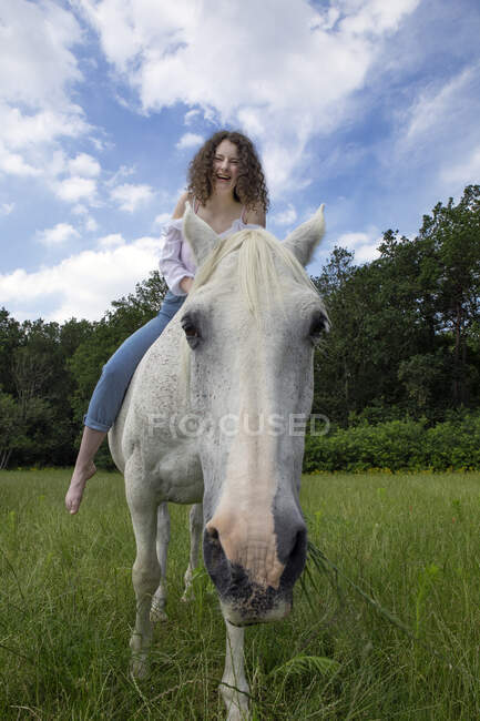 Jeune femme avec cheval dans le domaine — Photo de stock
