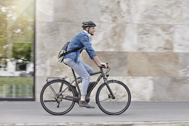 Étudiant sur son vélo électrique à l'Université Goethe à Francfort, Allemagne — Photo de stock