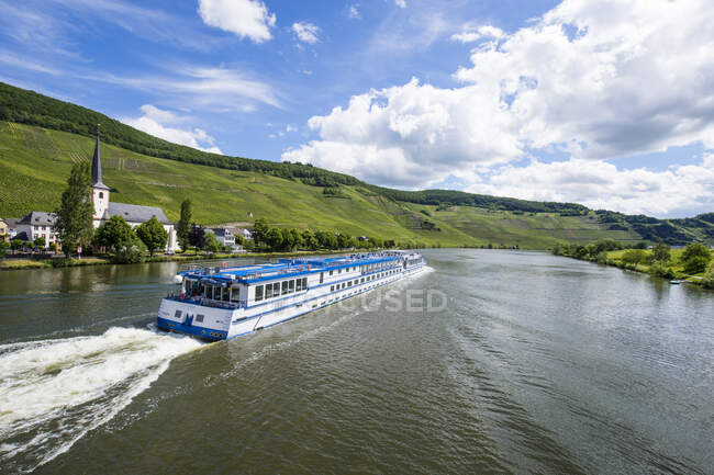 Navio de cruzeiro no rio Mosel contra o céu nublado, Bernkastel-kues, Alemanha — Fotografia de Stock