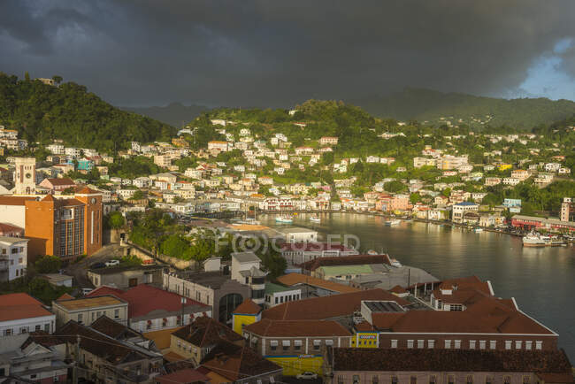 Veduta aerea della città di San Giorgio contro il cielo nuvoloso, Grenada, Caraibi — Foto stock