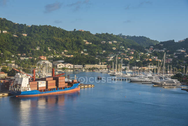 Barche ormeggiate al porto di St George contro il cielo blu, Grenada, Caraibi — Foto stock