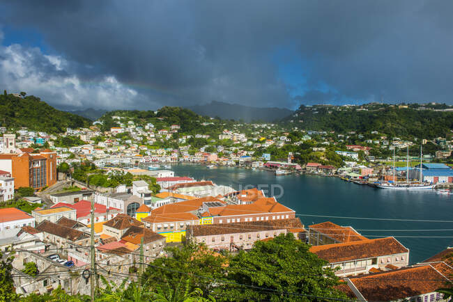 Vista ad alto angolo del quartiere residenziale di St Georges contro il cielo nuvoloso, capitale di Grenada, Caraibi — Foto stock
