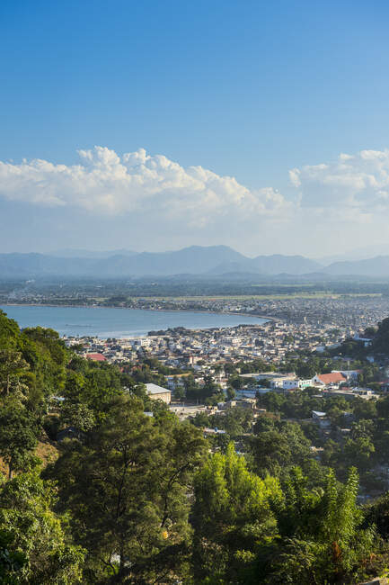 Vista ad alto angolo della città di Cap Haitien contro il cielo blu, Haiti, Caraibi — Foto stock