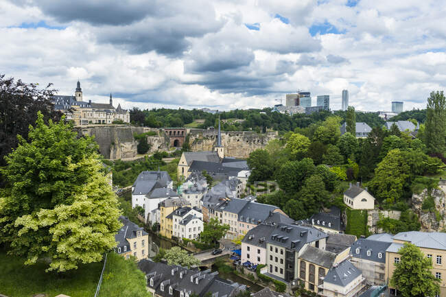 Vista de alto ángulo de los edificios residenciales en el casco antiguo contra el cielo en Luxemburgo - foto de stock