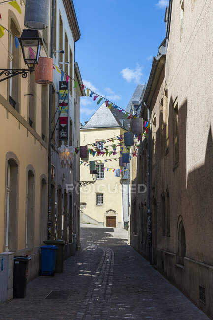 Road amidst residential buildings in old quarter of Luxembourg, Luxembourg — Stock Photo