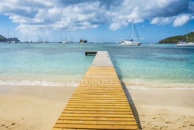 Pier gegen wolkenverhangenen Himmel in Admiralty Bay, Bequia, St. Vincent und die Grenadinen, Karibik — Stockfoto