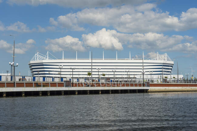 Калінінград футбольний стадіон проти неба (Росія). — стокове фото