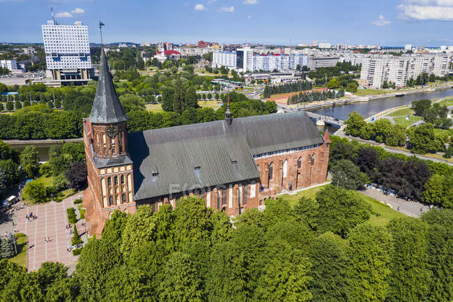 Vista de alto ângulo da Catedral de Kant durante o dia ensolarado, ilha de Kant, Kaliningrado, Rússia — Fotografia de Stock