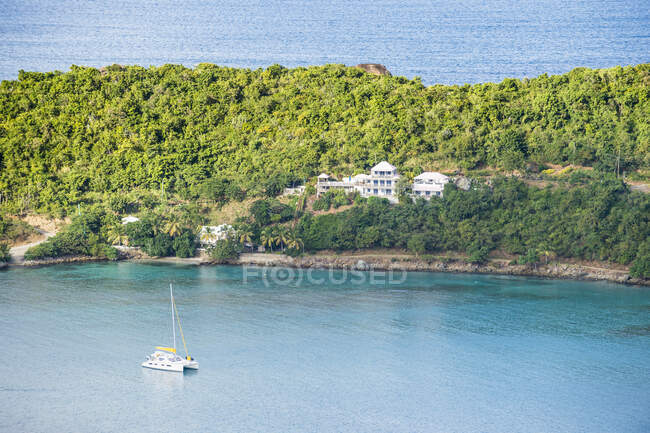Aerial view of boat on Brewers Bay, Tortola, British Virgin Islands — Stock Photo