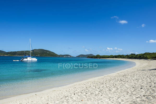 Scenic view of Long bay beach against blue sky, Beef island, British Virgin Islands — Stock Photo