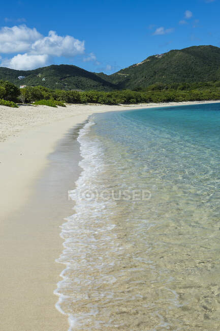 Scenic view of Long bay beach against blue sky during sunny day, Beef island, British Virgin Islands — Stock Photo