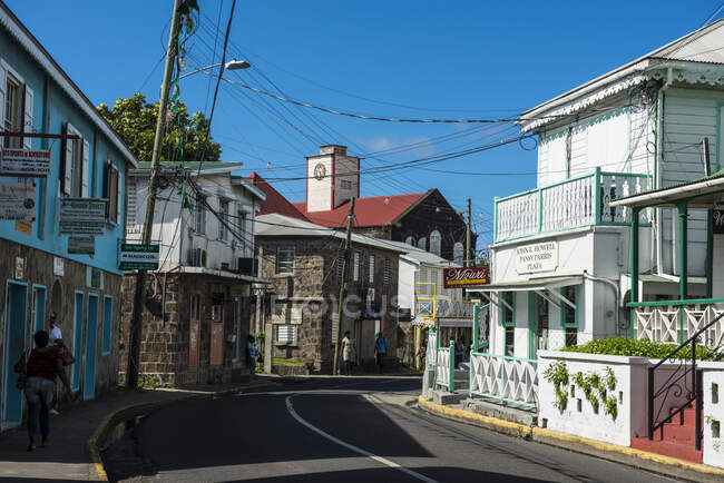 Strada tra gli edifici contro il cielo blu a Charlestown, Nevis — Foto stock