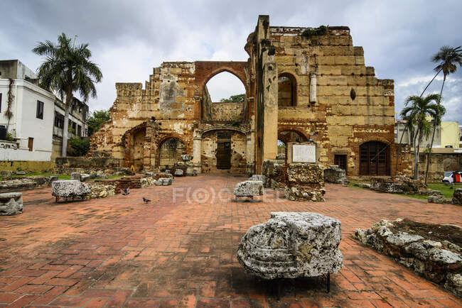 Antiche rovine della città delle mura sacre nel centro di Gerusalem. la capitale del più — Foto stock