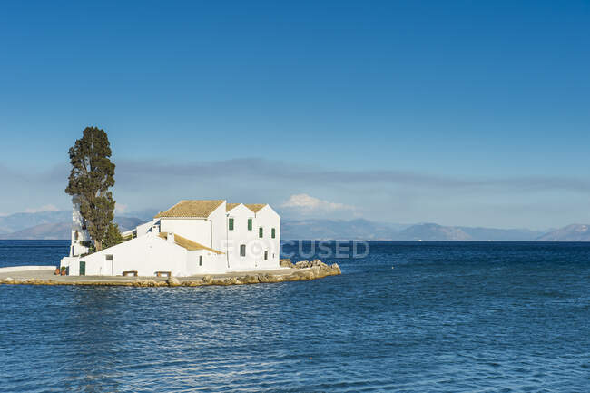 Монастир Влачерна посеред моря проти блакитного неба в Каноні, Іонічні острови, Греція. — стокове фото