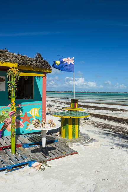 Shop at Five Cays beach against blue sky during sunny day, Providenciales, Turks And Caicos Islands — Stock Photo