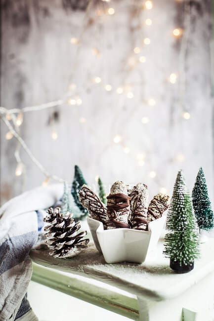 Рождественское печенье из яичных белков, миндаля, семян мака и шоколада — стоковое фото