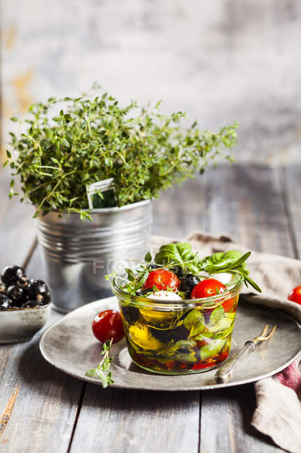 Salad with feta cheese, tomatoes, basil and olive oil. selective focus. — Stock Photo