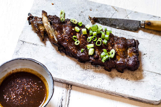 Sticky spareribs with scallions and homemade barbecue sauce — Stock Photo