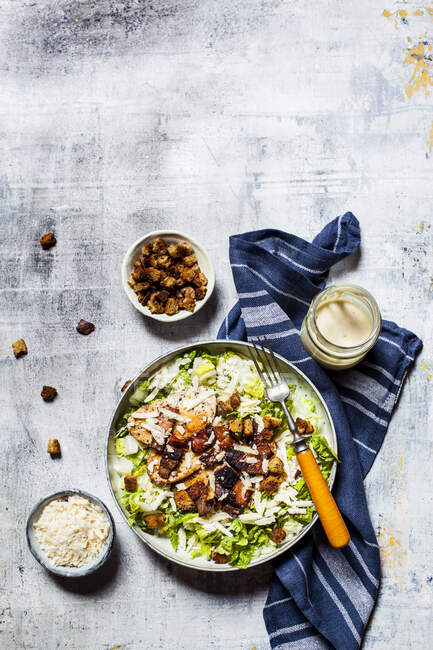 Schüssel Caesar-Salat mit Römersalat, Parmesan, Speck, Hühnerbrust und Croutons — Stockfoto