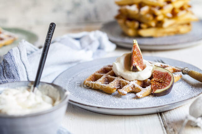 Hausgemachter Apfelkuchen mit Honig und Zimt — Stockfoto