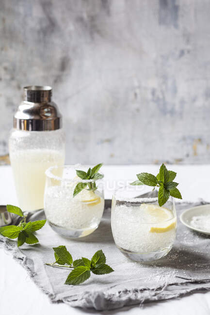 Cocktail Margarita con limone e foglie di menta — Foto stock