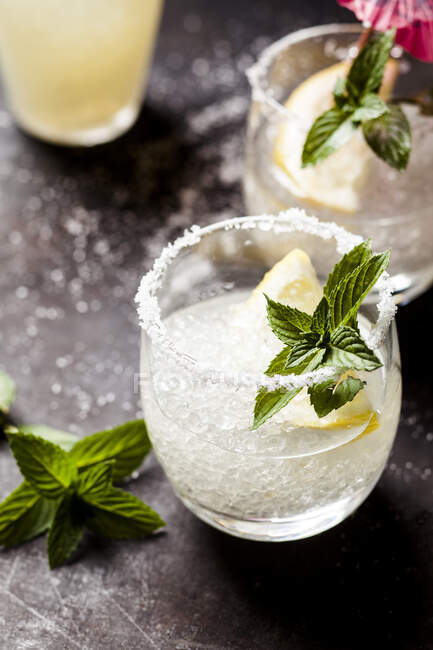 Cocktail Margarita con limone e foglie di menta — Foto stock