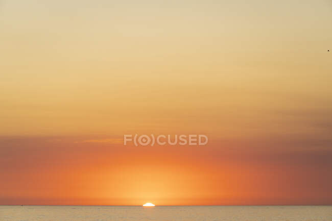 Stati Uniti, California, Los Angeles, cielo arancione Moody sull'Oceano Pacifico al tramonto — Foto stock