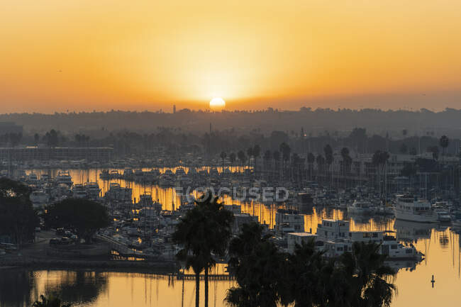 США, Каліфорнія, Річмонд, Велика кількість човнів пришвартованих в затоці Марина на світанку — стокове фото