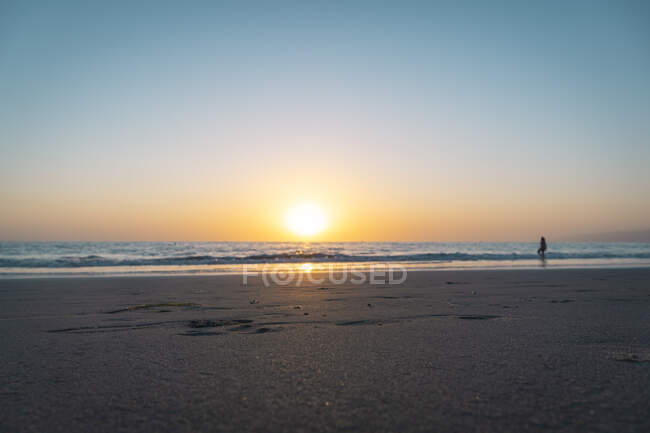 USA, California, Los Angeles, Cielo limpido sulla spiaggia sabbiosa costiera dell'Oceano Pacifico al tramonto — Foto stock