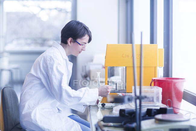 Química femenina en el trabajo - foto de stock