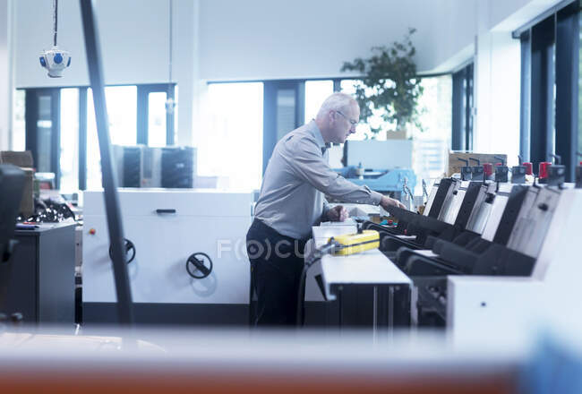 Manager arbeitet in Druckerei — Stockfoto
