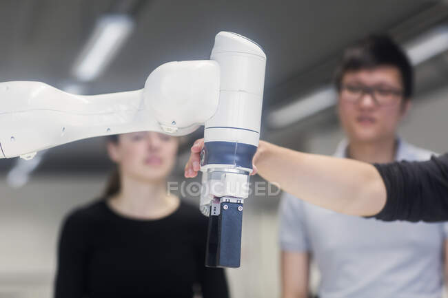 Sujets étudiant en robotique dans un institut universitaire — Photo de stock