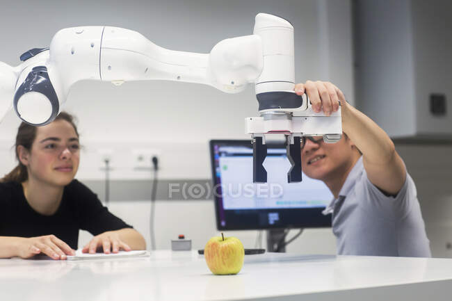 Раптове вивчення робототехніки в університетському інституті, експерименти з яблуком. — стокове фото
