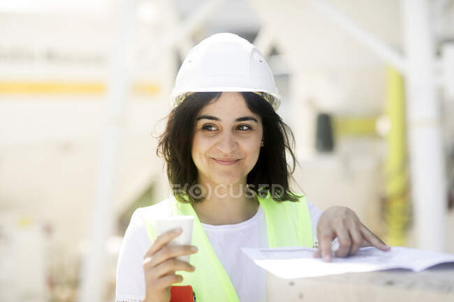 Engenheira de construção feminina durante o trabalho — Fotografia de Stock