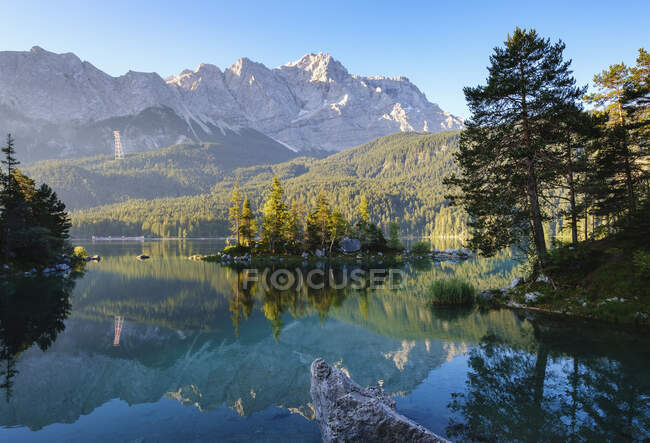 Scenic view of Eibsee lake Braxen island and Zugspitze in background, Werdenfelser Land, Upper Bavaria, Bavaria, Germany — Stock Photo