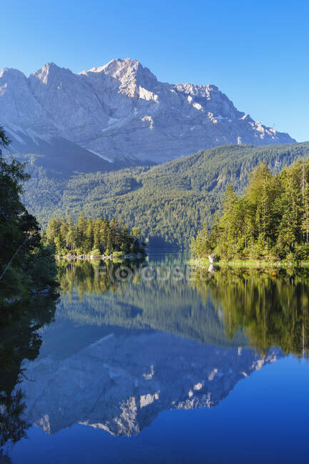 Scenic view of Eibsee with Zugspitze, at Grainau, Werdenfelser Land, Upper Bavaria, Bavaria, Germany — Stock Photo