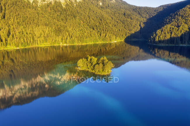 Isola di Ludwig al lago di Eibsee vicino a Grainau, Werdenfelser Land, Alta Baviera, Baviera, Germania — Foto stock