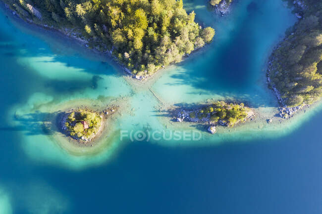 Vista aérea do lago Eibsee com a ilha Schnbichl e Braxeninsel em Grainau, Werdenfelser Land, Alta Baviera, Baviera, Alemanha — Fotografia de Stock
