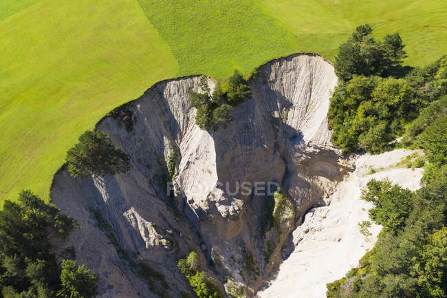Vista ad alto angolo del canale di erosione geotopica a Isarhorn vicino a Mittenwald, Alta Baviera, Baviera, Germania — Foto stock