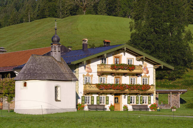 Alemanha, Baviera, Alta Baviera, Isarwinkel, Jachenau, quinta com afrescos de FranzKarner — Fotografia de Stock