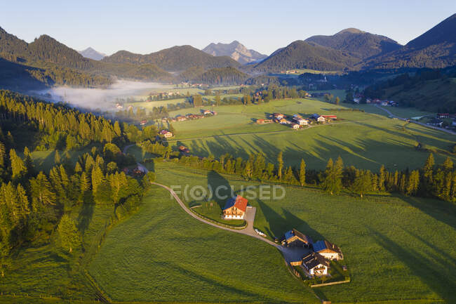 Deutschland, Bayern, Oberbayern, Isarwinkel, Jachenau, Ortsteile Fleck und Erbhof, ländliche Landschaft bei Sonnenaufgang — Stockfoto