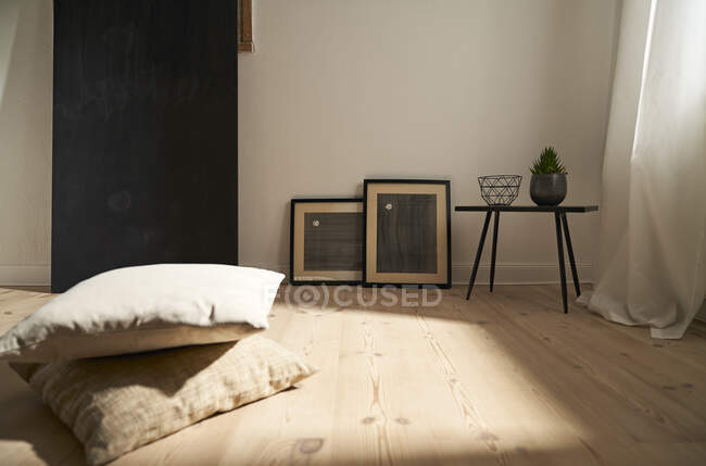 Interieur in einem modern eingerichteten Zimmer mit Holzboden — Stockfoto