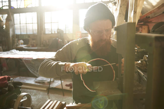 Homme fabriquant des couteaux dans un atelier — Photo de stock